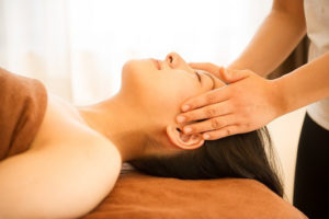 フェイシャル　小顔　頭痛